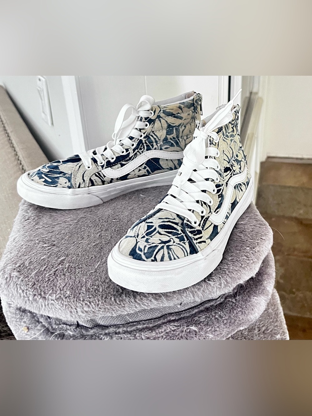 VANS  High-Top Floral Canvas Sneakers in Blue, Tan and White.
